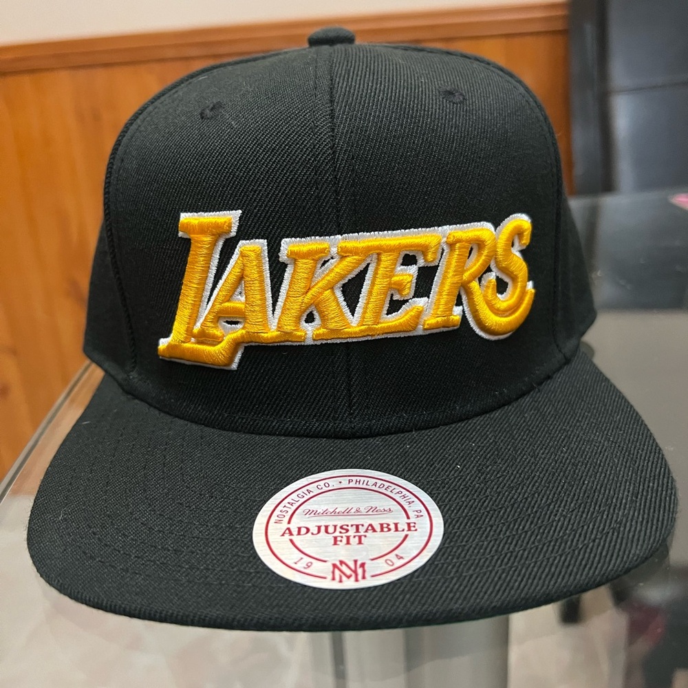 Mitchell and Ness NBA Lakers Snapback. Black & yellow 58 cm like new